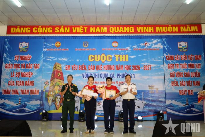 Ban tổ chức trao phần thưởng tặng thí sinh đoạt giải nhì và ba.