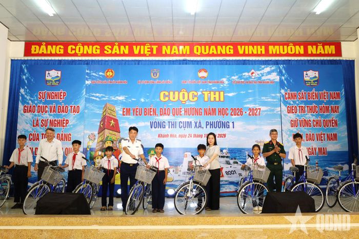 Ban tổ chức trao xe đạp tặng học sinh.