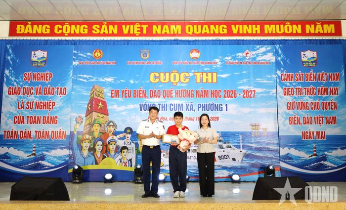 Ban tổ chức trao phần thưởng tặng thí sinh đoạt giải nhất.