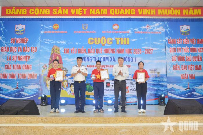 Ban tổ chức trao chứng nhận, biểu trưng và khen thưởng 3 thí sinh đạt điểm cao nhất vòng thi trực tuyến.
