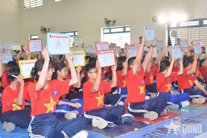 Các thí sinh tham gia thi trực tiếp.