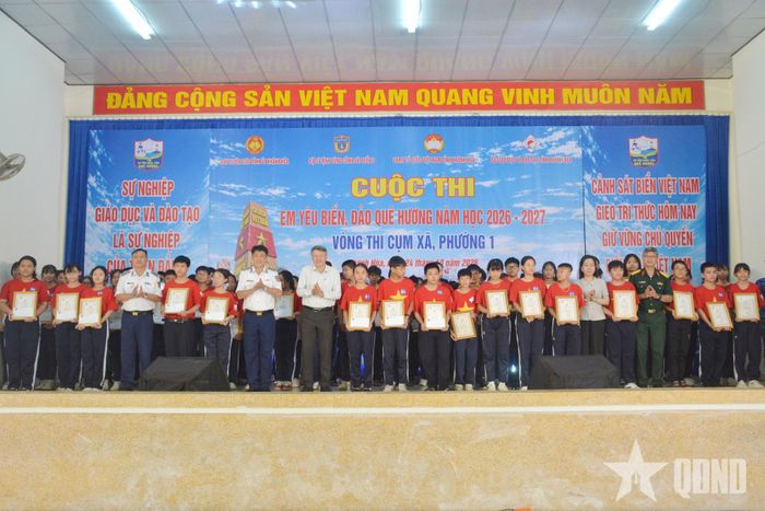 Ban tổ chức trao chứng nhận và khen thưởng 100 thí sinh xuất sắc của vòng thi trực tuyến.