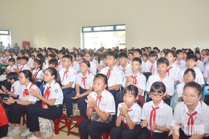 Đông đảo học sinh cổ vũ các thí sinh tham gia thi.