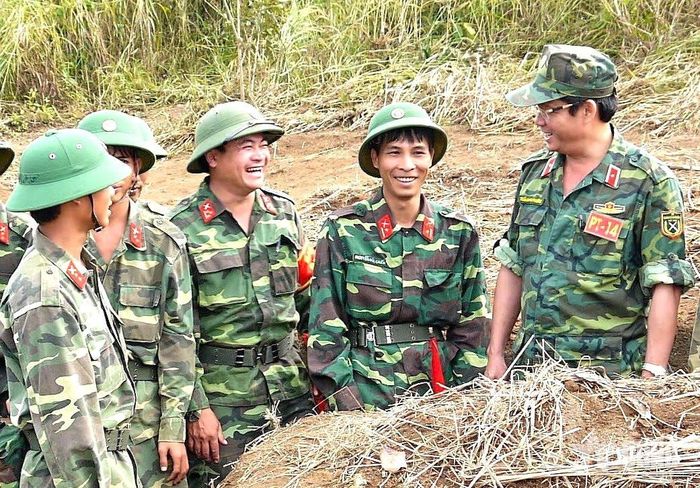 Thiếu tướng Trần Quang Phương, Chính ủy Quân khu 5 trò chuyện cùng cán bộ, chiến sĩ Trung đoàn 1, Sư đoàn 2 (ngày 16-10-2014).