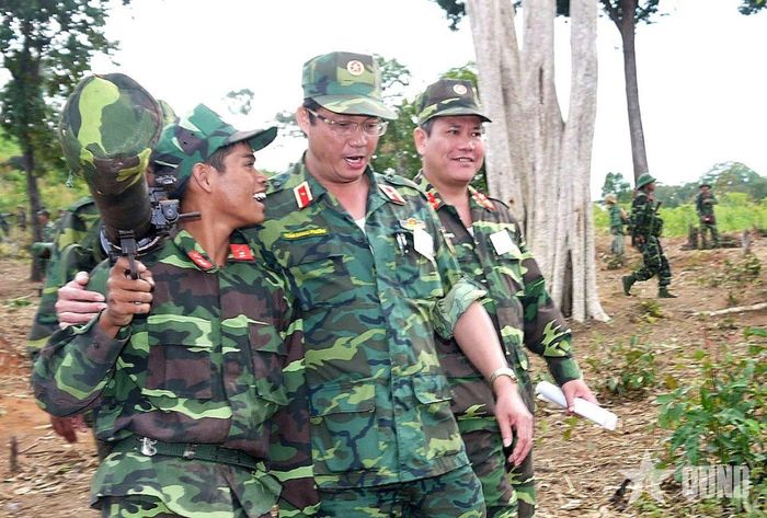 Thiếu tướng Trần Quang Phương, Chính ủy Quân khu 5 luôn quan tâm, gần gũi với cán bộ, chiến sĩ (ảnh chụp ngày 16-10-2014).