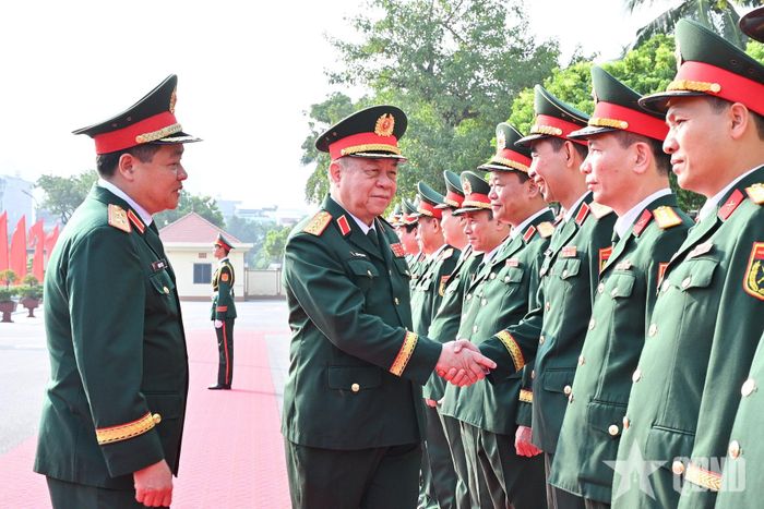  Đại diện lãnh đạo, chỉ huy Học viện Chính trị đón Đại tướng Nguyễn Trọng Nghĩa.   