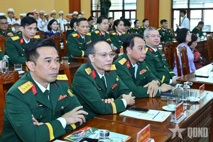 Các đại biểu dự buổi lễ. 