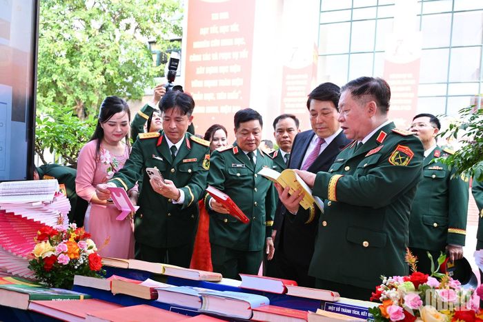 Các đại biểu tham quan trưng bày tại buổi lễ.