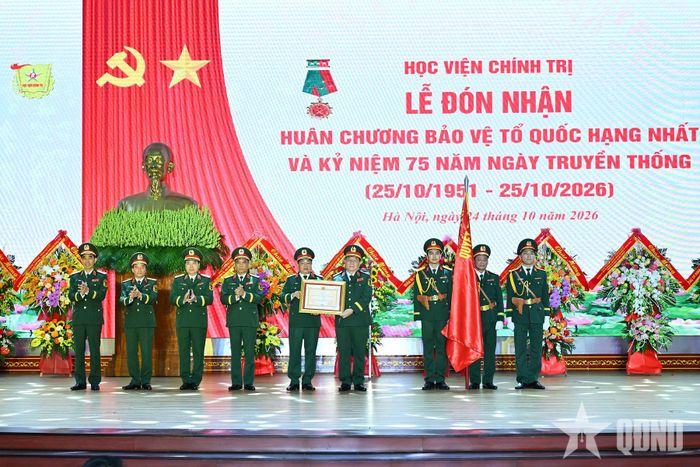 Thừa ủy quyền của Chủ tịch nước, Đại tướng Nguyễn Trọng Nghĩa trao Huân chương Bảo vệ Tổ quốc hạng Nhất tặng Học viện Chính trị. 