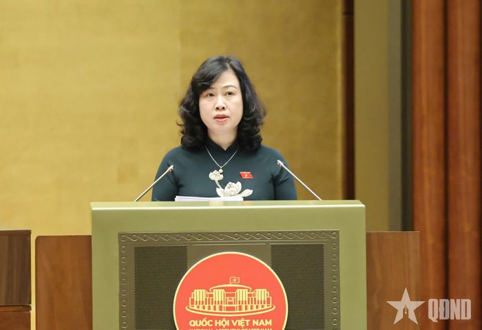 Bộ trưởng Bộ Y tế Đào Hồng Lan trình bày tờ trình dự án Luật An toàn thực phẩm (sửa đổi). Ảnh: TRỌNG HẢI