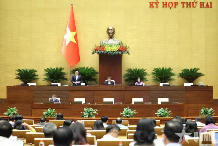 Chủ tịch Quốc hội Trần Thanh Mẫn chủ trì, Phó chủ tịch Quốc hội Nguyễn Hồng Diên điều hành phiên họp.