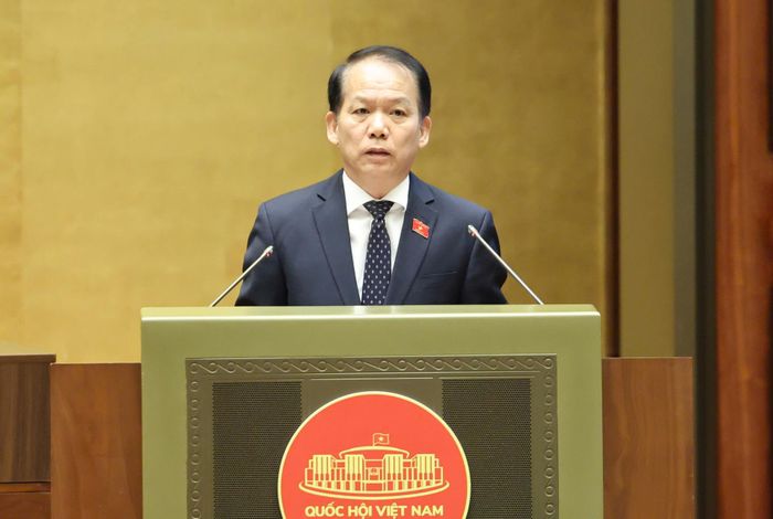 Bộ trưởng Bộ Tư pháp Hoàng Thanh Tùng trình bày tờ trình về dự án Luật Tài nguyên, môi trường biển và hải đảo (sửa đổi). Ảnh: TRỌNG HẢI