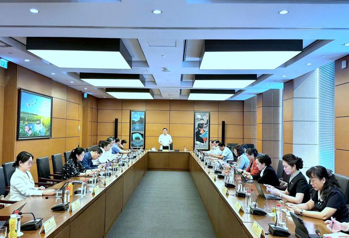 Quang cảnh phiên họp tại tổ 10, sáng 24-10.
