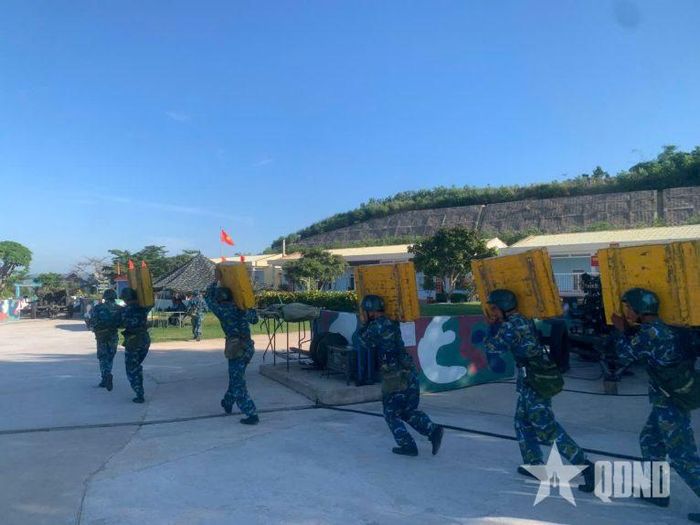 Các khẩu đội thực hành nội dung thu hồi khí tài, cơ động chiếm lĩnh trận địa.