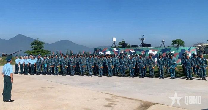 Đại tá Đào Hồng Phương, Sư đoàn trưởng Sư đoàn 375 giao nhiệm vụ cho kíp chiến đấu Đại đội 4 và Đại đội 10.