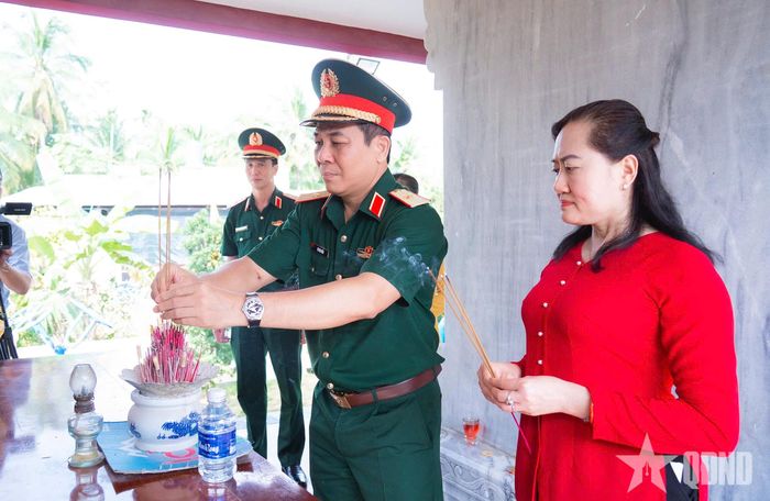 Thiếu tướng Vũ Văn Điền, Tư lệnh Bộ tư lệnh TP Hồ Chí Minh cùng các đại biểu dâng hương tưởng niệm anh hùng liệt sĩ.