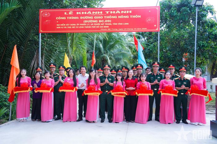 Các đại biểu cắt băng khánh thành công trình.