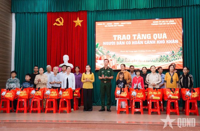 Thủ trưởng Bộ tư lệnh TP Hồ Chí Minh cùng các đại biểu trao quà tặng các hộ nghèo, cận nghèo, có hoàn cảnh khó khăn.