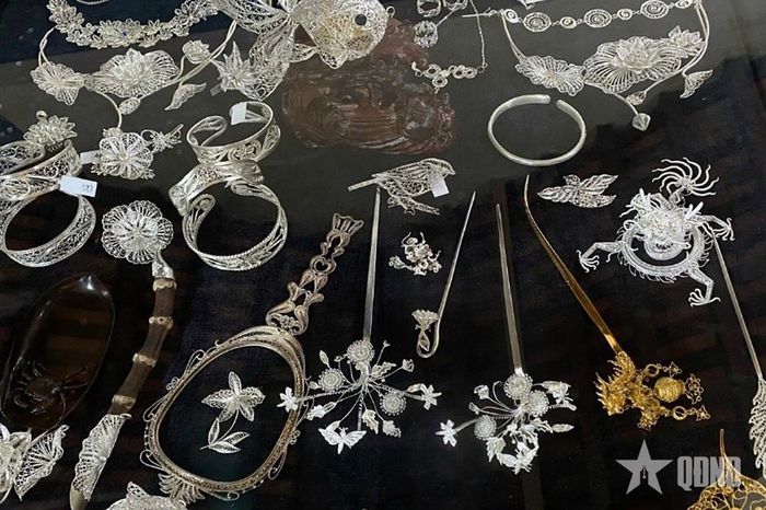 Thành phẩm của những người thợ xưởng đậu bạc Định Công đạt độ tinh xảo cao, thể hiện nét tinh hoa của nghề cổ truyền.