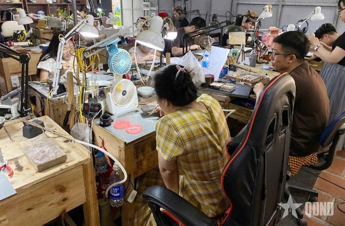 Mái nhà chung của những người thợ đặc biệt, nơi nhịp sống mới được thắp sáng qua từng sản phẩm thủ công.