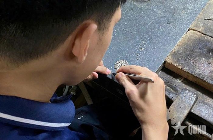 Đôi tay người thợ khéo léo tỉ mỉ uốn nắn và ghép nối từng chi tiết bạc nhỏ.