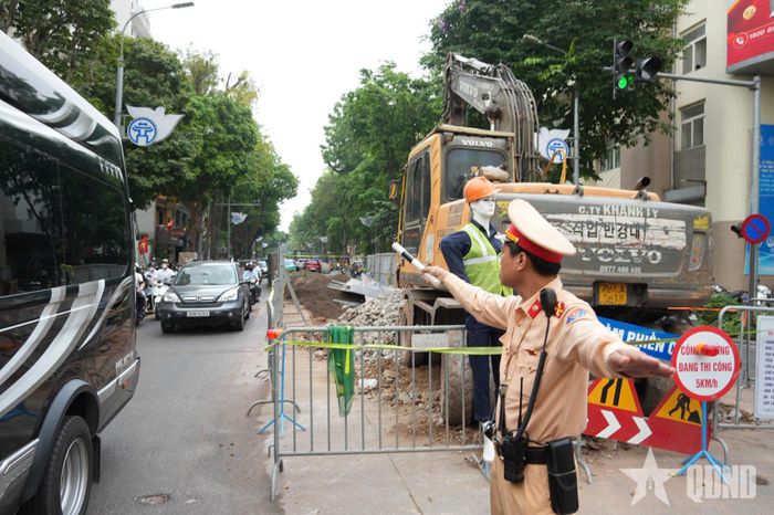 Người tham gia giao thông cần tuân thủ hướng dẫn của lực lượng chức năng khi di chuyển qua các khu vực thi công.