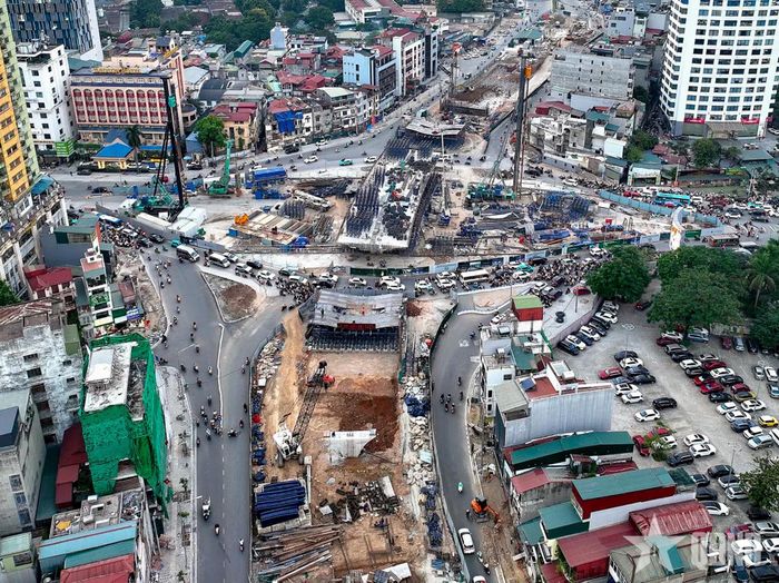 Công trường xây dựng cầu vượt trên đường Nguyễn Chí Thanh.