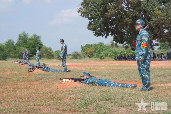  Thực hành bắn súng tiểu liên AK bài 1 ở tư thế nằm bắn dành cho quân nhân chuyên nghiệp.