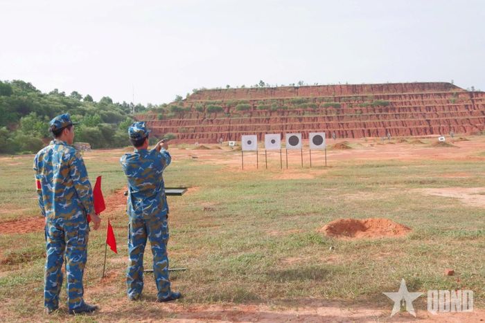 Sĩ quan thực hành bắn súng K54 