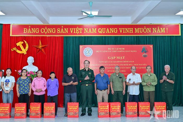 Đại diện lãnh đạo Bộ tư lệnh 86 tặng quà các gia đình chính sách trên địa bàn xóm Điềm Mặc (xã Phú Đình).