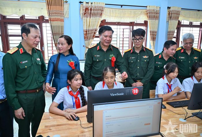 Các đại biểu tham quan phòng tin học của Trường THCS Phú Đình.