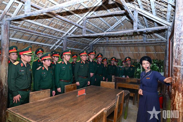 Đoàn công tác tham quan Di tích lịch sử Tỉn Keo - nơi Chủ tịch Hồ Chí Minh từng ở và làm việc trong giai đoạn 1948-1954.