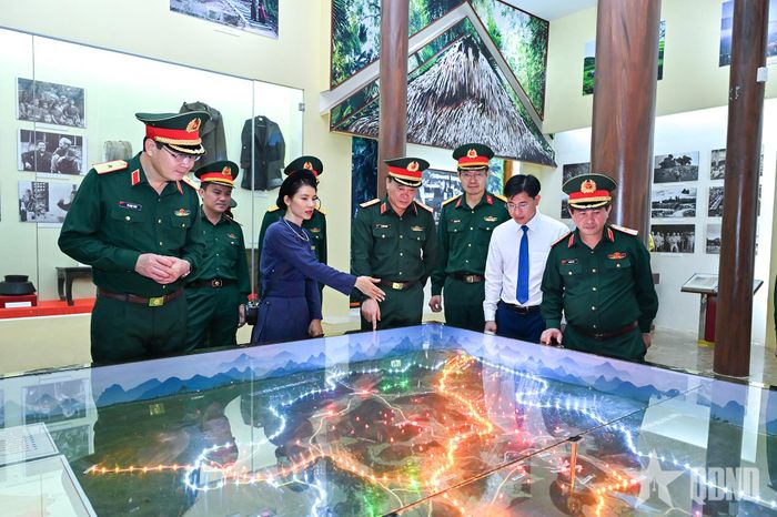 Đoàn nghe hướng dẫn viên giới thiệu sơ đồ Khu di tích quốc gia đặc biệt ATK Định Hóa (xã Phú Đình, tỉnh Thái Nguyên).