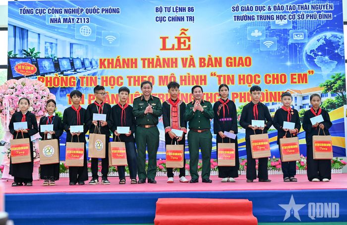 Đại diện lãnh đạo Bộ tư lệnh 86 tặng quà học sinh giỏi là người đồng bào dân tộc thiểu số.