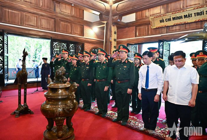 Đoàn công tác Bộ tư lệnh 86 cùng lãnh đạo địa phương dâng hương tưởng niệm Chủ tịch Hồ Chí Minh.