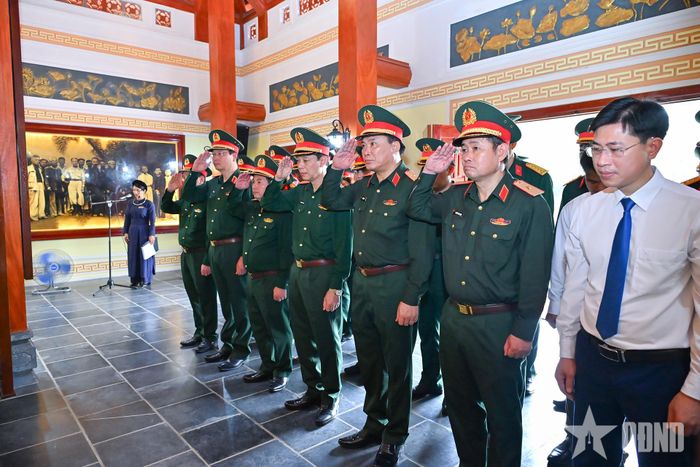 Đoàn dâng hương tưởng niệm Đại tướng Võ Nguyên Giáp.