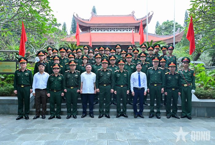 Đoàn công tác chụp ảnh lưu niệm tại Khu tưởng niệm Chủ tịch Hồ Chí Minh.