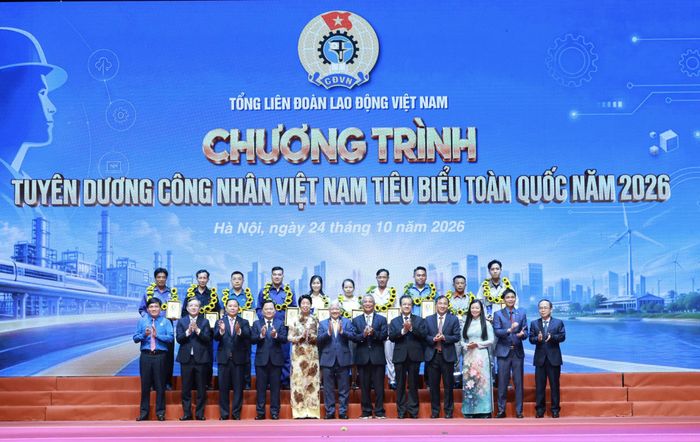  Đồng chí Đỗ Văn Chiến và các đại biểu cùng 10 công nhân lao động tiêu biểu, xuất sắc được vinh danh tại chương trình. Ảnh: HẢI NGUYỄN 