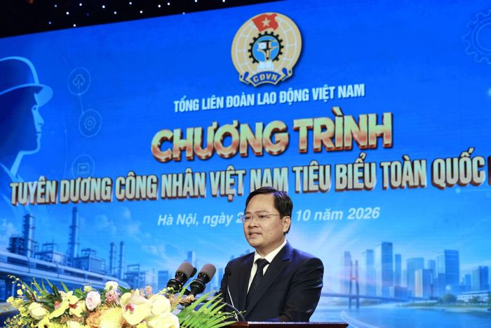 Đồng chí Nguyễn Anh Tuấn, Ủy viên Trung ương Đảng, Phó chủ tịch Ủy ban Mặt trận Tổ quốc Việt Nam, Chủ tịch Tổng Liên đoàn Lao động Việt Nam phát biểu khai mạc chương trình. Ảnh: HẢI NGUYỄN 