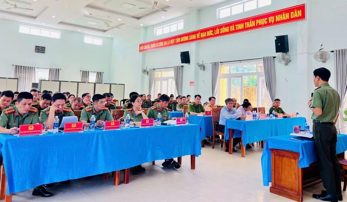 Toàn cảnh buổi làm việc của Đại tá Trần Minh Nguyên với Công an phường Điện Bàn Đông.