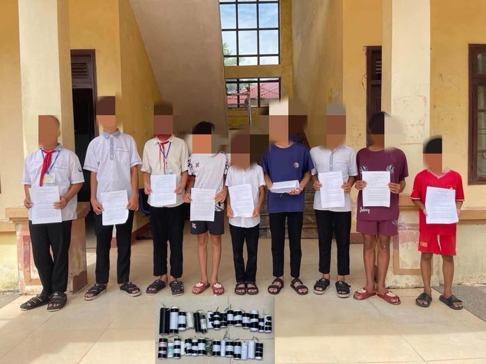 Nhóm học sinh và số pháo tự chế.