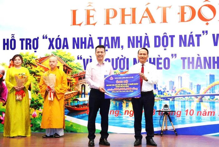 Đại diện lãnh đạo VBSP trao số tiền ủng hộ cho UBMTTQVN TP Đà Nẵng.