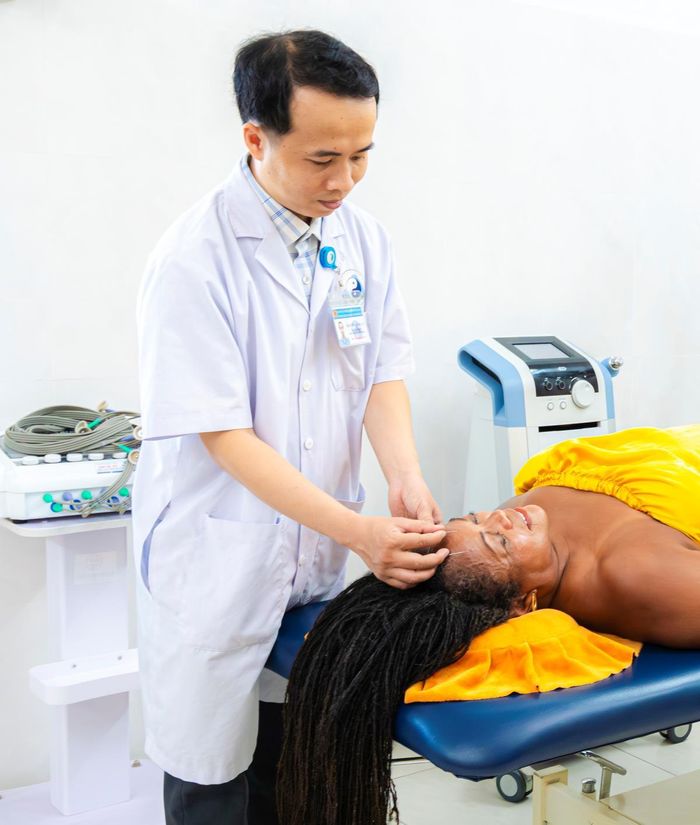 Nhiều khách du lịch nước ngoài lựa chọn khám, điều trị tại Bệnh viện Y học cổ truyền Đà Nẵng.