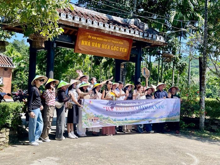Các đại biểu công bố và trải nghiệm “Top 100 điểm chạm Đà Nẵng” năm 2026 tại Làng cổ Lộc Yên.