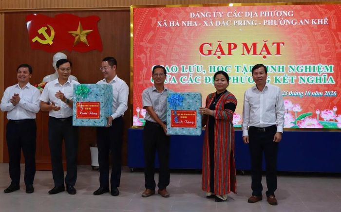 Các địa phương tặng quà tăng cường gắn kết.