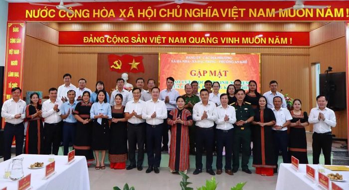 Đại biểu ba địa phương chụp ảnh lưu niệm tại hội nghị.