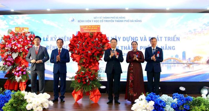 Lãnh đạo thành phố Đà Nẵng tặng hoa chúc mừng Bệnh viện Y học cổ truyền Đà Nẵng