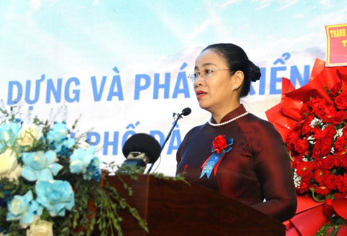 Phó Chủ tịch UBND thành phố Nguyễn Thị Anh Thi phát biểu tại buổi lễ