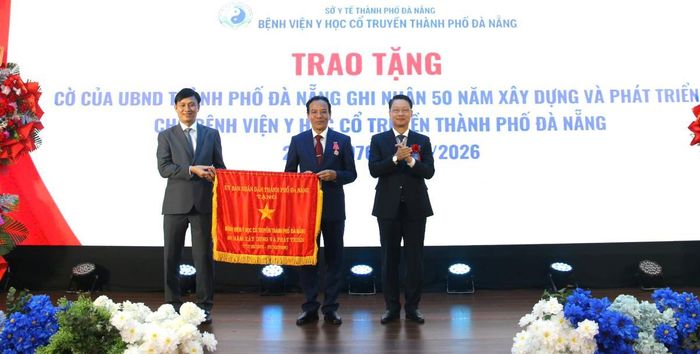 Phó Bí thư Thành ủy Ngô Xuân Thắng trao Cờ truyền thống 50 năm của Ủy ban nhân dân thành phố Đà Nẵng cho lãnh đạo Bệnh viện Y học cổ truyền