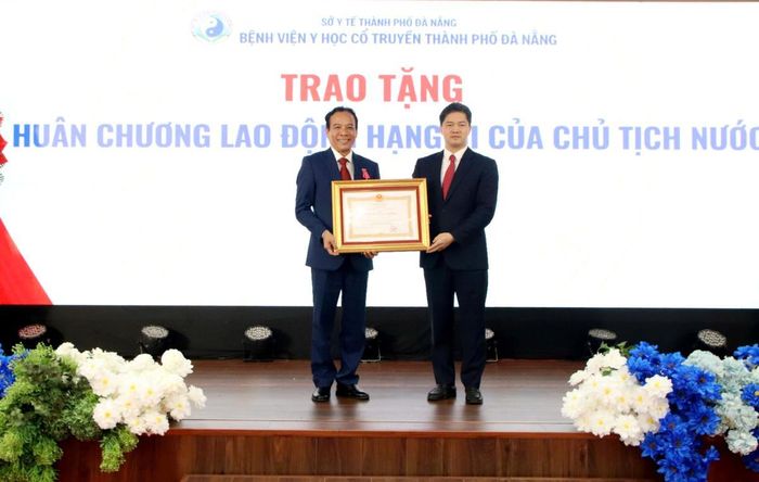 Thừa ủy quyền Chủ tịch nước, Thứ trưởng Thường trực Bộ Y tế Vũ Mạnh Hà trao Huân chương Lao động cho Giám đốc bệnh viện Y học cổ truyền Đà Nẵng Nguyễn Văn Ánh
